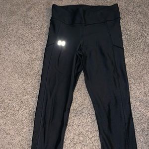 black UnderArmour cropped leggings
